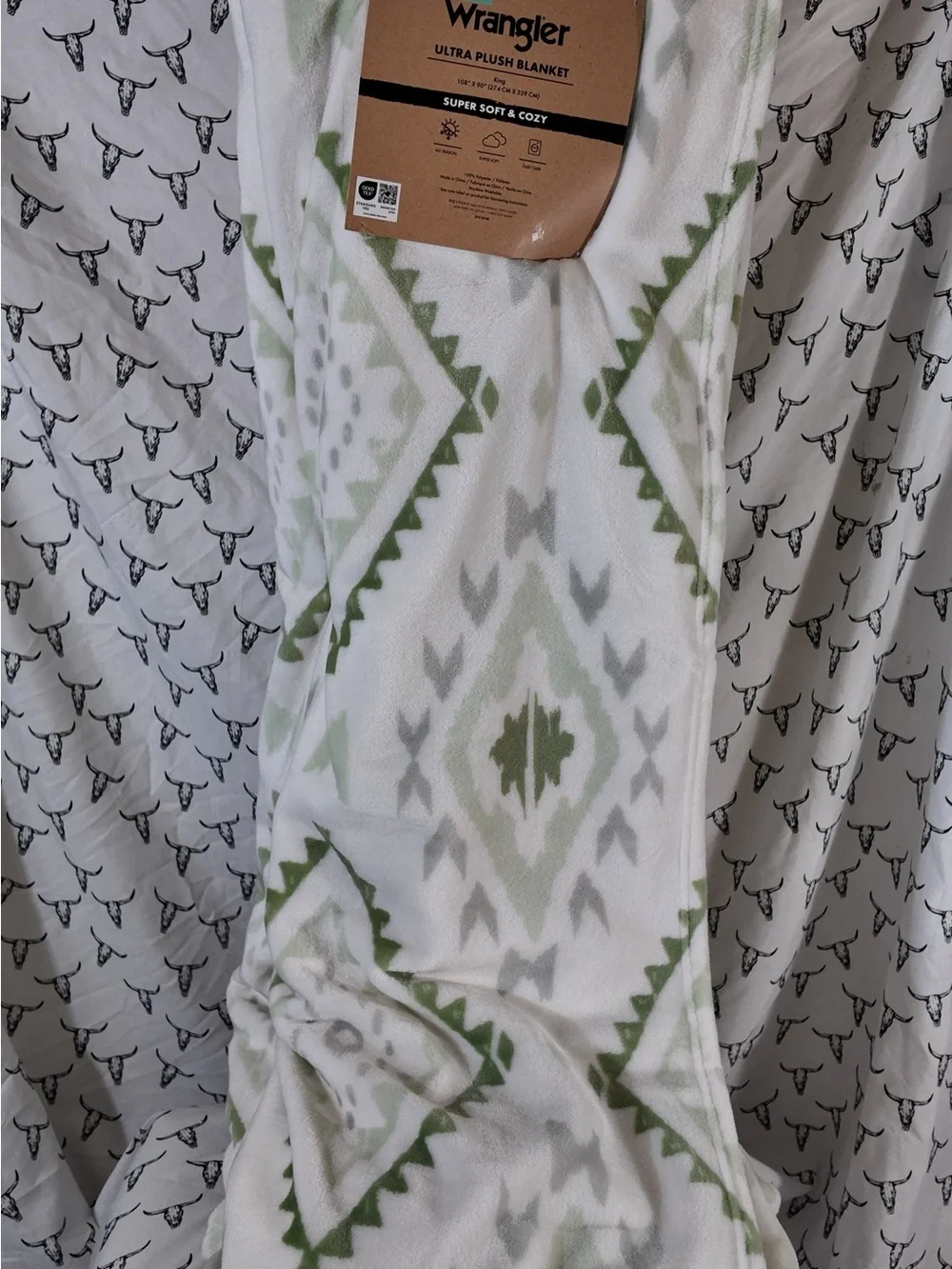 Wrangler King Ultra Plush Blanket - White & Light Green Aztec